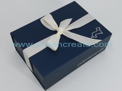 caixa de presente dobrável em azul com fitas e fecho magnético